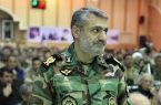 دیدار و دلجویی فرمانده ارشد آجا در منطقه غرب از خانواده شهدای کارمند و بازنشسته